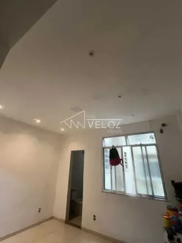 Kitnet/Conjugado - / Residencial / Glória