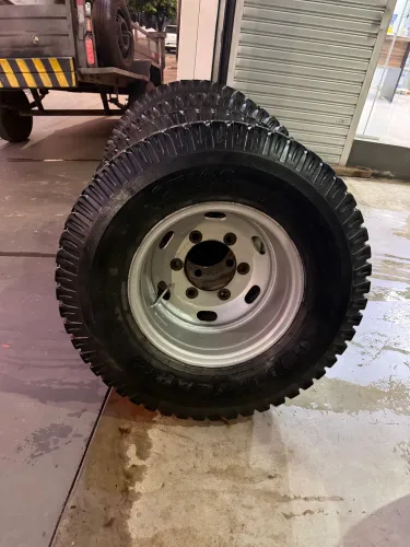 Rodas 6 furos para pneus com câmeras 7.50 / 16