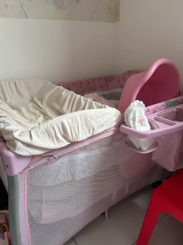 Berço cercado menina com mosquiteiro e trocador