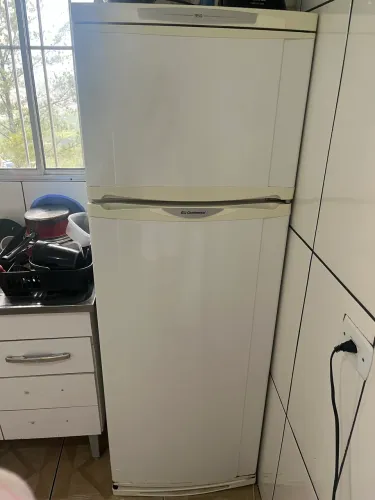 Geladeira, ótima mas esta com uma gaveta quebrada
