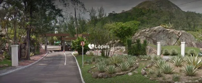 Residencia salão três suites dependências condomínio com infra estrutura, ônibus e praia e