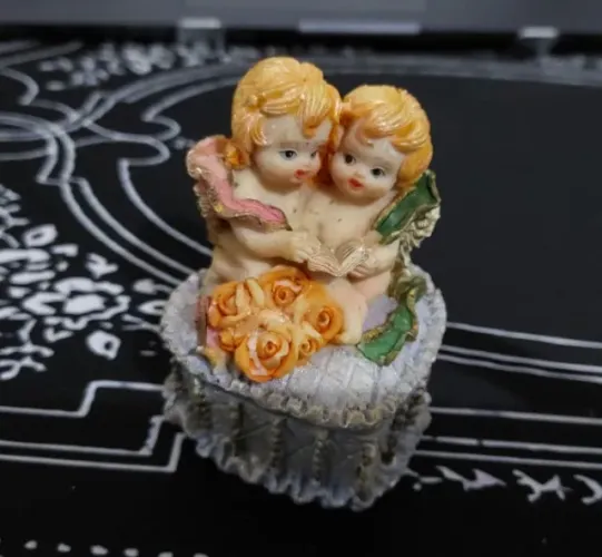 Caixinha Decorativa de Resina com Anjinhos - Porta-Joias/Porta-Lembranças