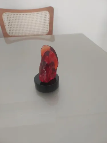Escultura abstrata em acrílico vermelho