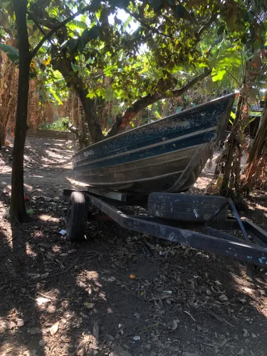 Barco de alumínio com reboque