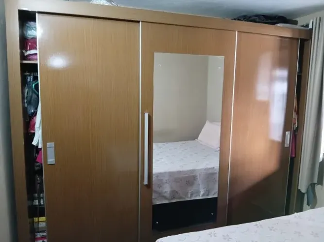Guarda Roupas 3 portas, 3 gavetas, medindo: 2,20 altura e 2,70 comprimento