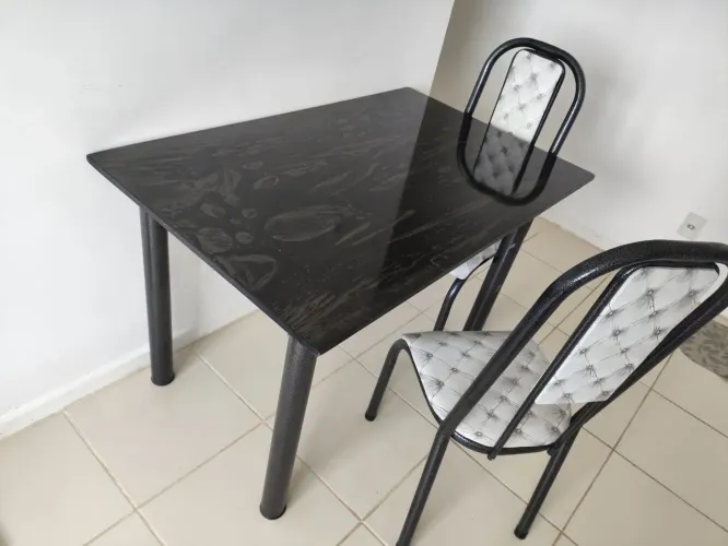 Mesa com Tampo de Granito + 4 Cadeiras (Estrutura de Ferro)