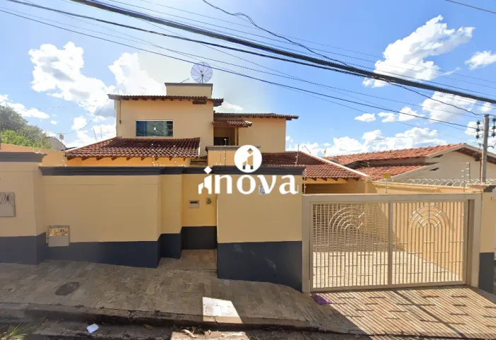 Casa à venda, 5 quartos, 3 suítes, 4 vagas, Maria Helena - Vila - Uberaba/MG