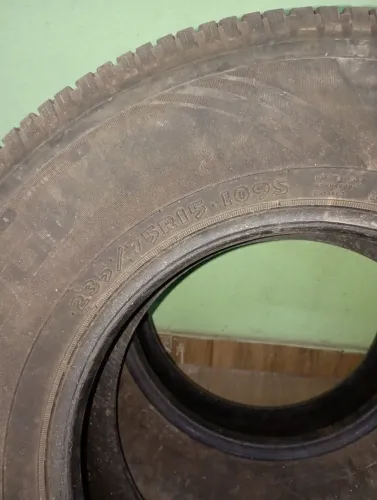 Pneu 235 75 R15 (par)