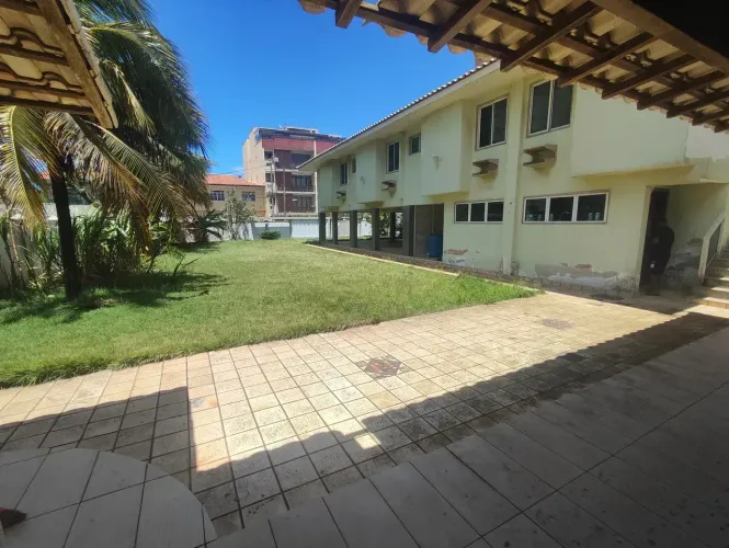 Casa com 5 quartos, sendo 3 suítes, área gourmet e amplo quintal gramado em Imbetiba - M