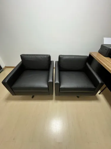 Poltronas-sofá com base inox e revestimento em tecido sintético PVC