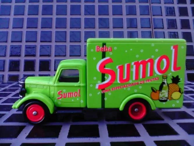 Miniatura Fab.: Corgi Sumol Caminhão Histórico Bedford 30 CWT Truck - Escala 1/64.