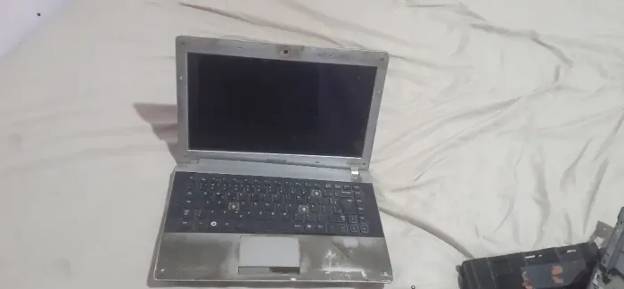 `Notebook Samsung RV411 - Pra Consertar/Usar - Tela Não Funciona