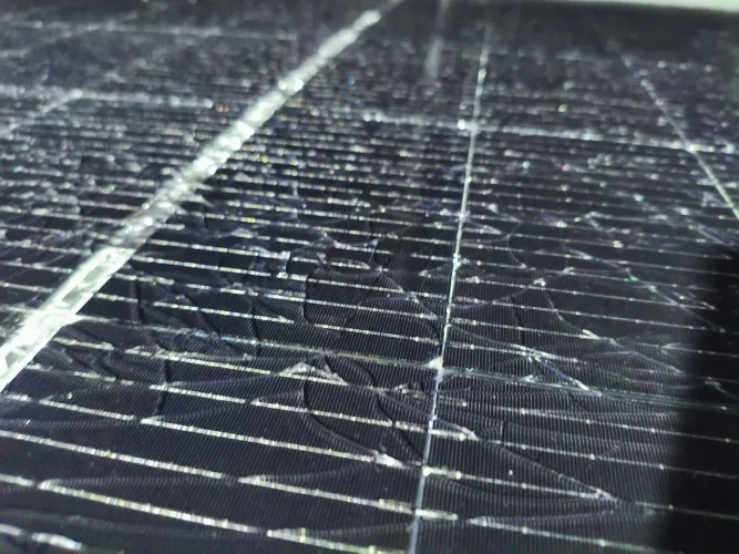 Vendo placa solar de 620w ela tem trincadinho no vidro mas funciona normalmente não entreg