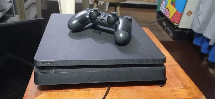PlayStation 4 sim loja física, acompanho 3 jogos e 1 controle