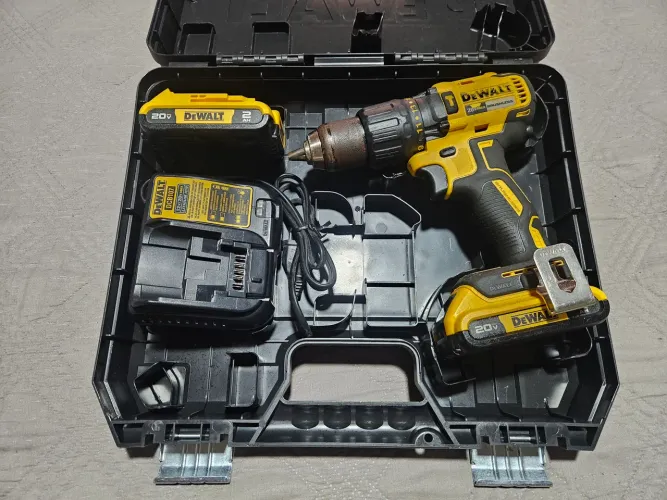 Parafusadeira e Furadeira de Impacto DCD7781 DeWalt 2 Baterias 20V + Carregador + Maleta  