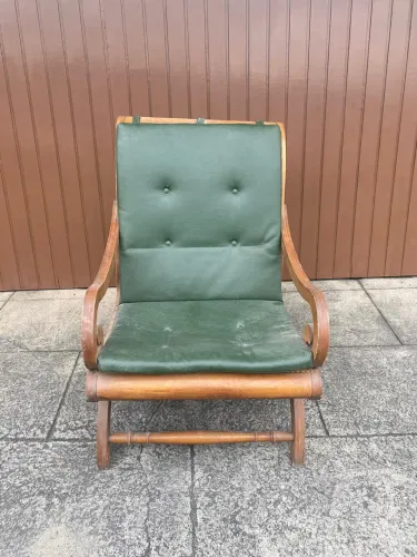 Poltrona Vintage em Madeira Nobre e Couro Capitonê