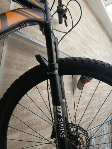 Suspensão a ar trava no guidão dt swiss aro 29