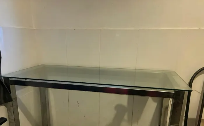 Mesa de vidro com corpo inox