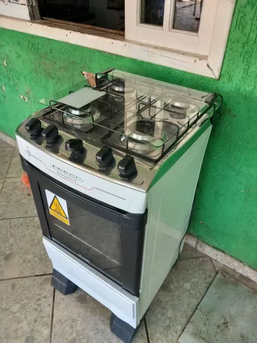 Vendo fogão 4 bocas, elétrico em perfeita conservação, simi novo.
