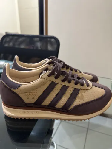  tênis Adidas Originals SL 72 RS nas cores Warm Sandstone e Shadow Brown.