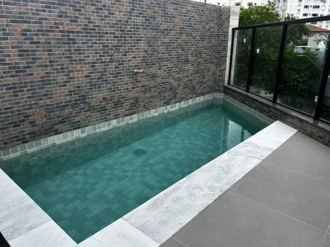 Linda casa sobreposta duplex, nova, com 3 suítes, piscina e churrasqueira