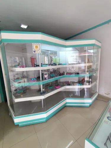 Vitrine de MDF e vidros 
