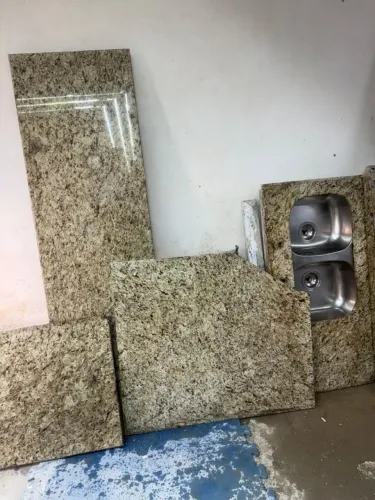 Pia de granito com bancadas usada em bom estado.
