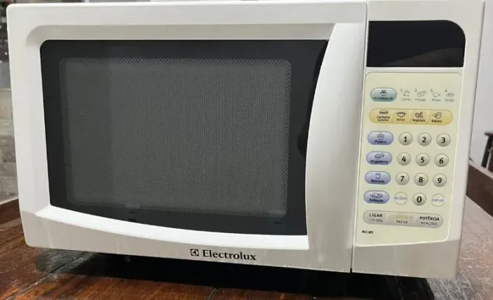 Vendo,Microondas Eletrolux 17 litros Volta 110 W 