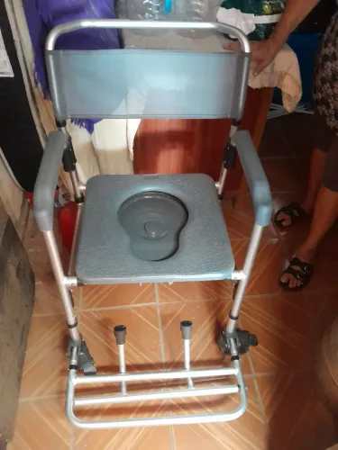 Cadeira para banho para idoso ou deficiente em alumínio.