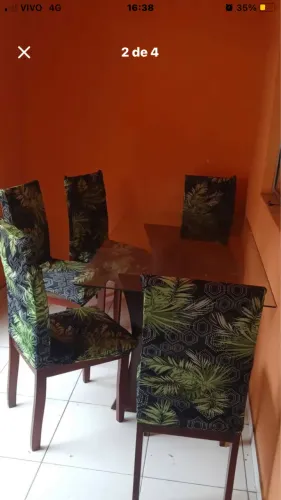 Mesa com uma boa preservação de uso, com capas