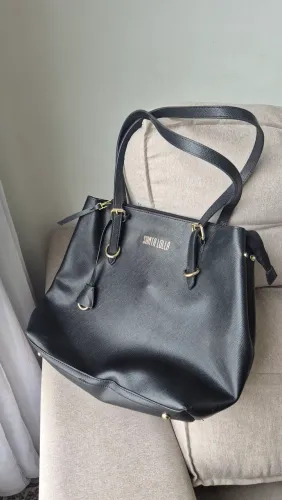 Bolsa preta com detalhes prata