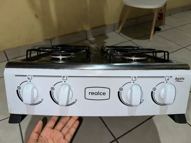 Fogão de Mesa 4 Bocas Apolo da Realce na cor branca, modelo portátil e sem tampa.