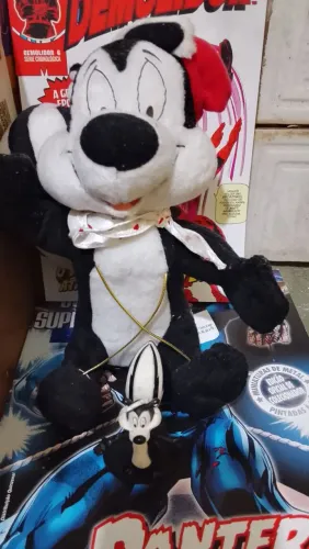 Pelúcia e boneco Pepe lê pew oficiais