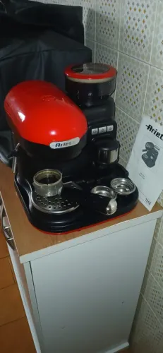 Cafeteira expresso com moedor ARIETE seminova.