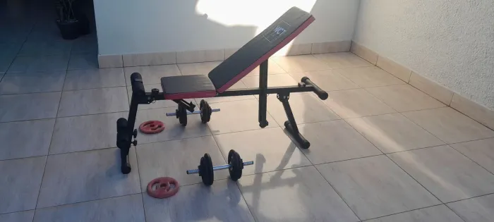 Mesa e peso para musculação