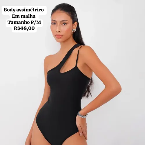Body assimétrico em malha 