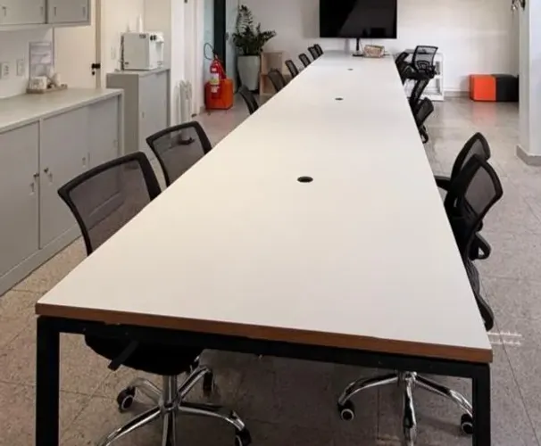 Mesa de Reunião Grande (7,20m x 1,12m) + 16 Cadeiras Mesh - Excelente Estado!