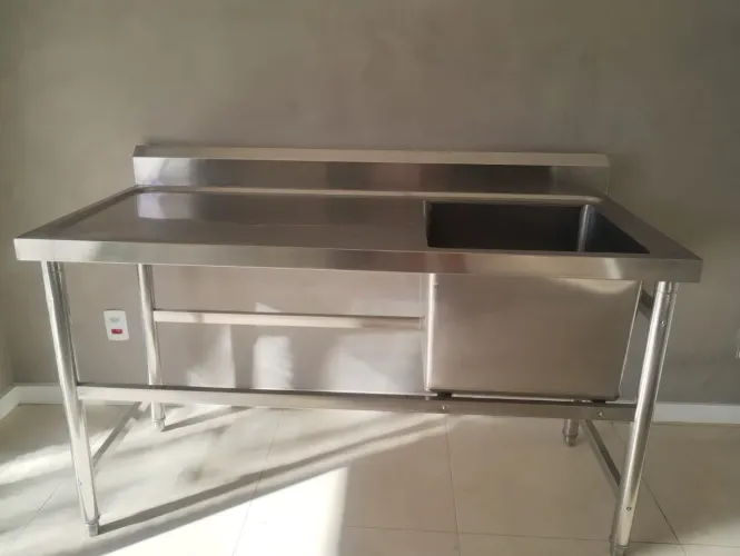 Mesa em aço inoxidável com pia ideal p cozinha industrial
