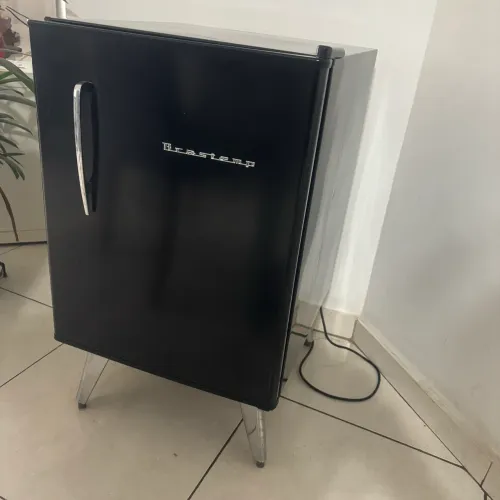FRIGOBAR RETRÔ PRETO BRASTEMP