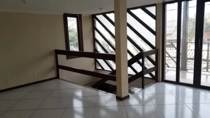 EXCELENTE CASA EM 02 PAVIMENTOS EM SÃO PEDRO DA ALDEIA