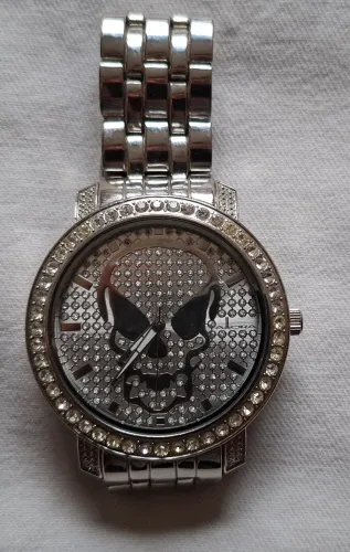 Relógio de pulso feminino, marca ALLORA, com design de caveira cravejado de stra