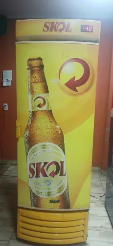 cervejeiro Skol gelando muito bem