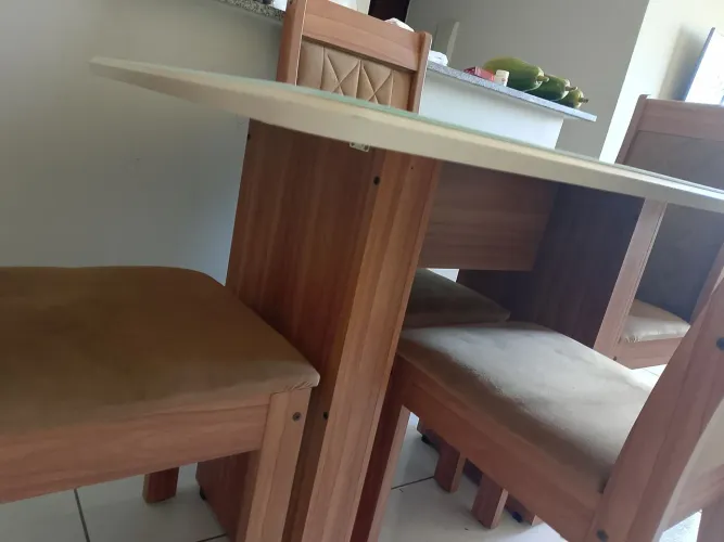 Vende-se mesa com 4 cadeiras