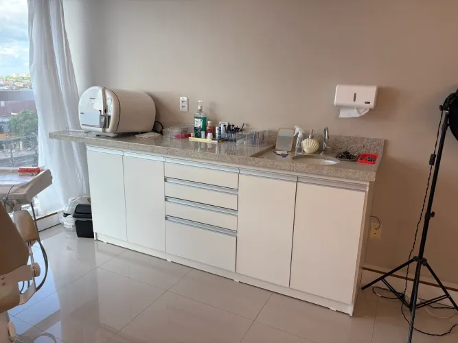 Móvel com bancada de granito