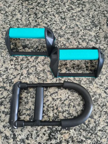 Apoios de treino para flexão de peito e antebraço.