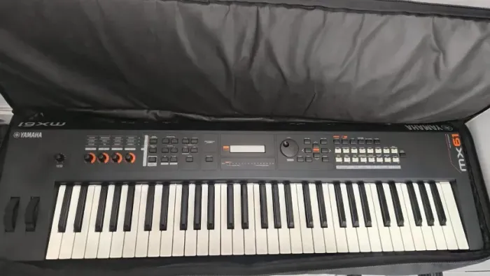 TECLADO YAMAHA MX61 V.2 E CAIXA DE SOM DONNER DE 6" DE 100 W RMS