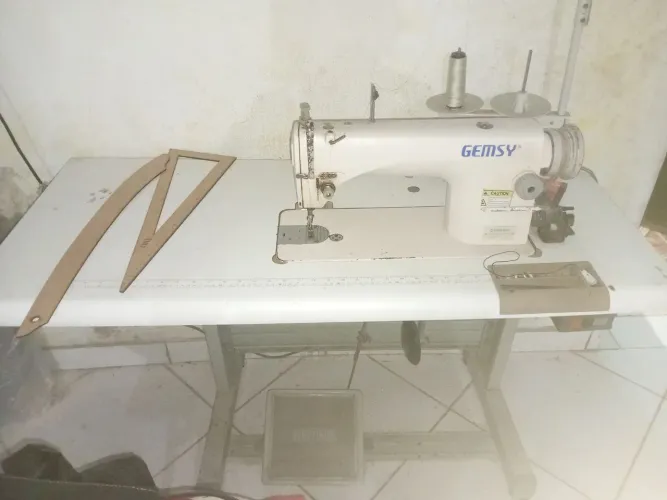 Máquina de costura reta industrial