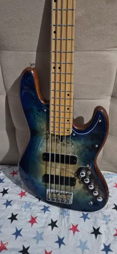 Baixo ativo 5 cordas Garcias Luthier
