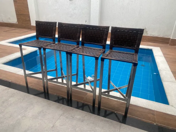 Banqueta alta em alumínio com vime , alta qualidade!