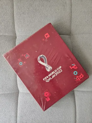 Box com álbum metalizado prata + 100 envelopes de figurinhas - Copa do Mundo 2022